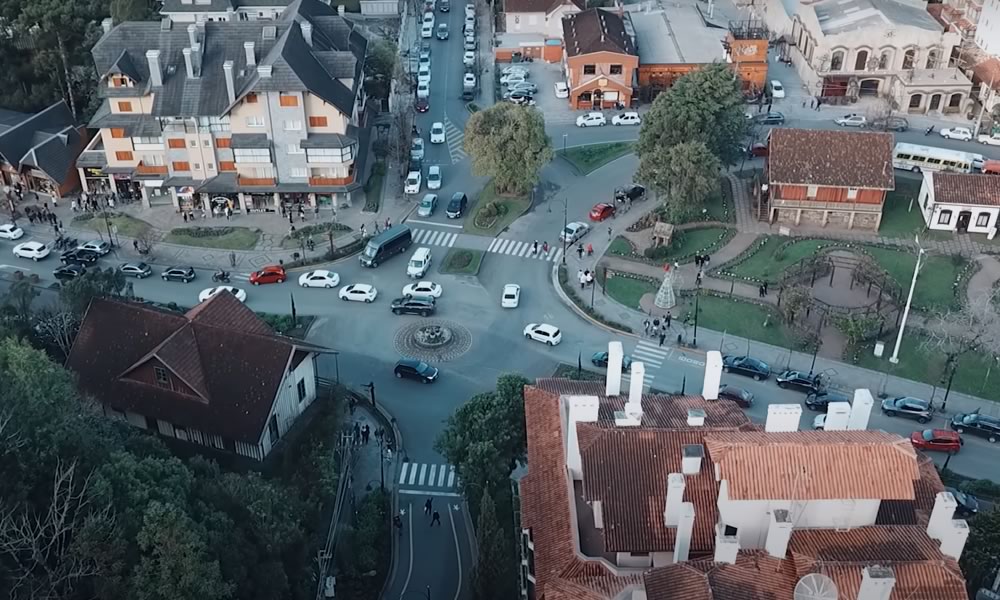 Foto de drone, Gramado visto de cima.