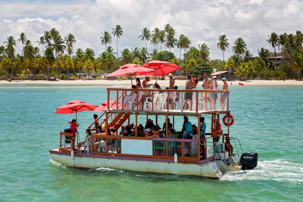 Pessoas no barco que levam as piscinas naturais.