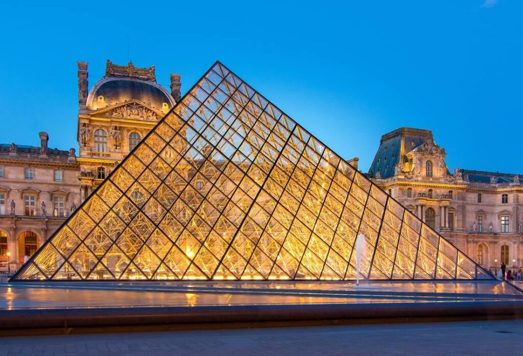 Museu do Louvre, foto da cúpula de vidro.