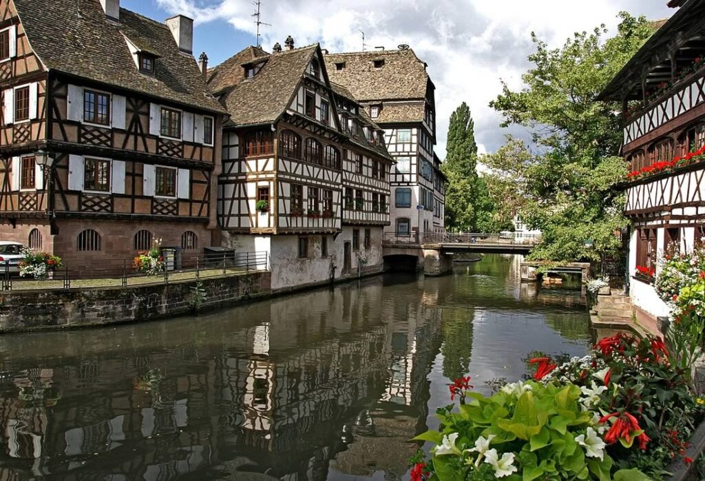 Foto da cidade de Estrasburgo, casas ao lado do Rio.