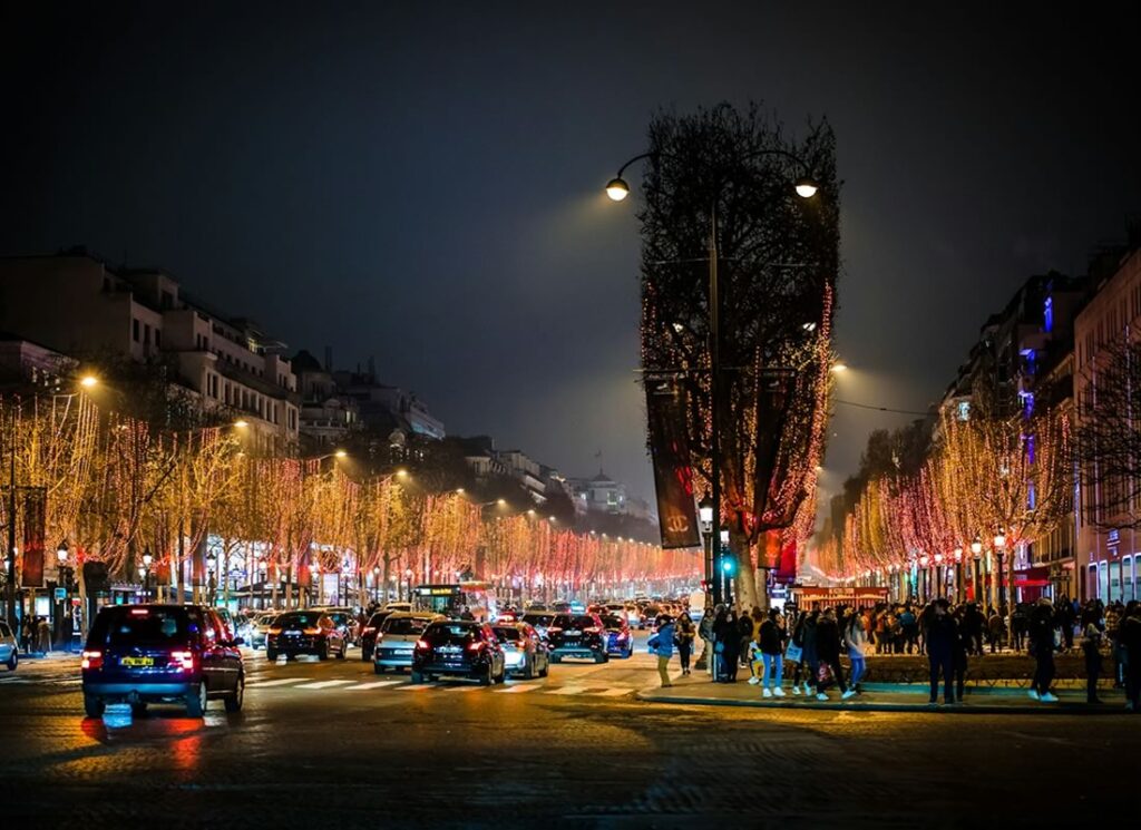 Champs-Élysées Paris. Foto noturna;