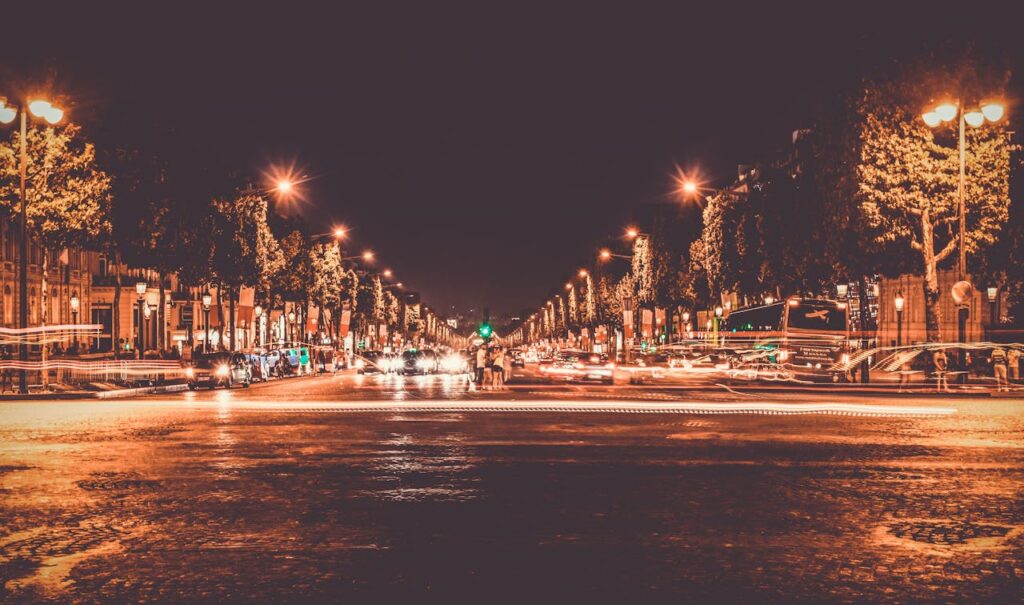 Champs-Élysées, imagem noturna. Luzes acesas.