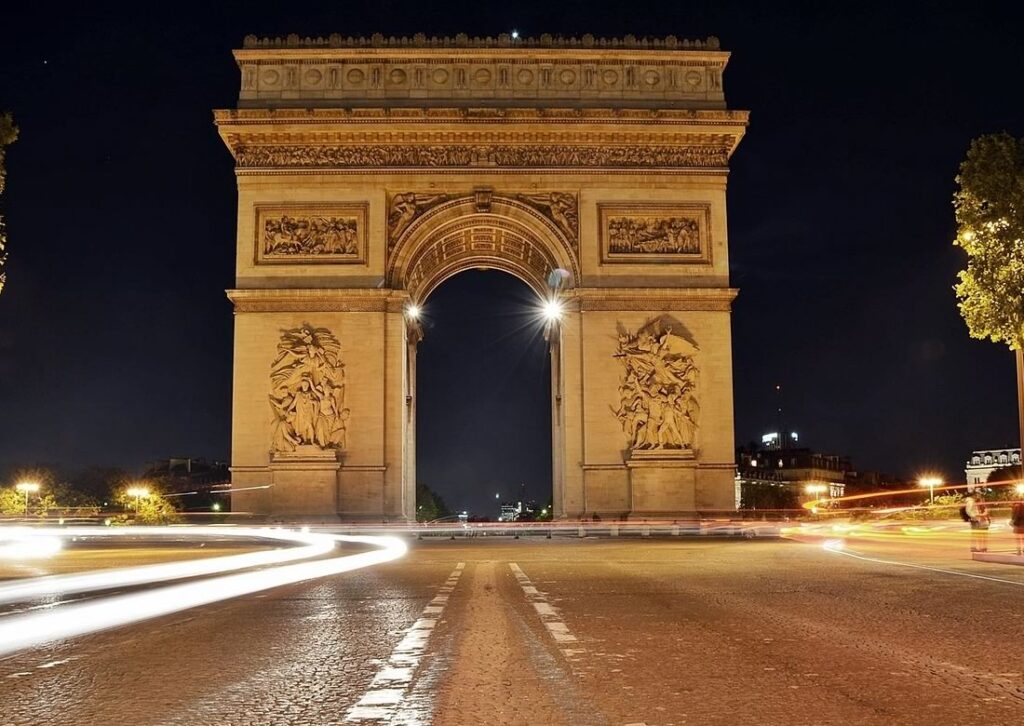 Arco do triunfo, imagem noturna.