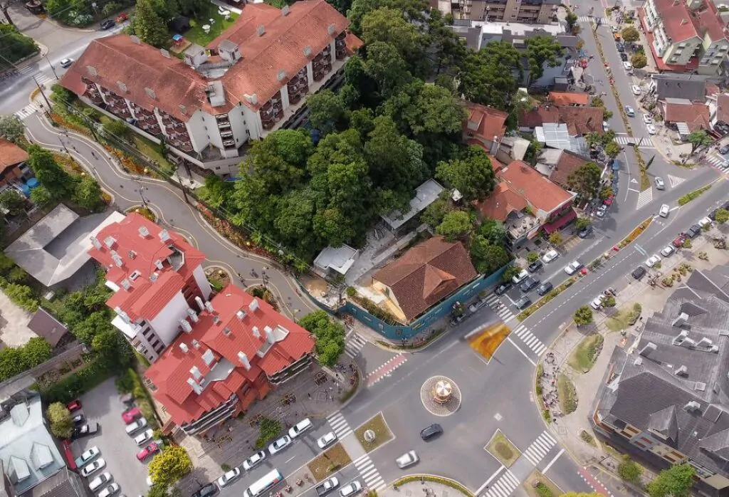 Ruas de Gramado vistas de cima. Foto de Drone.