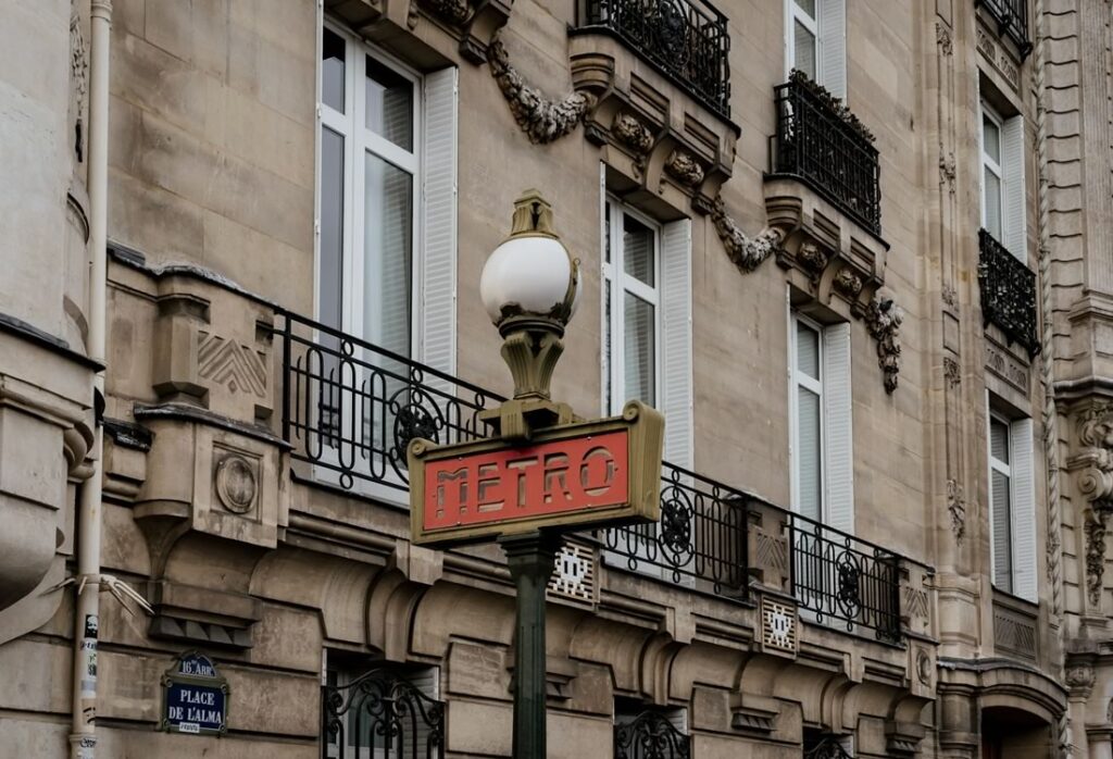 Placa indicando o metro de Paris.