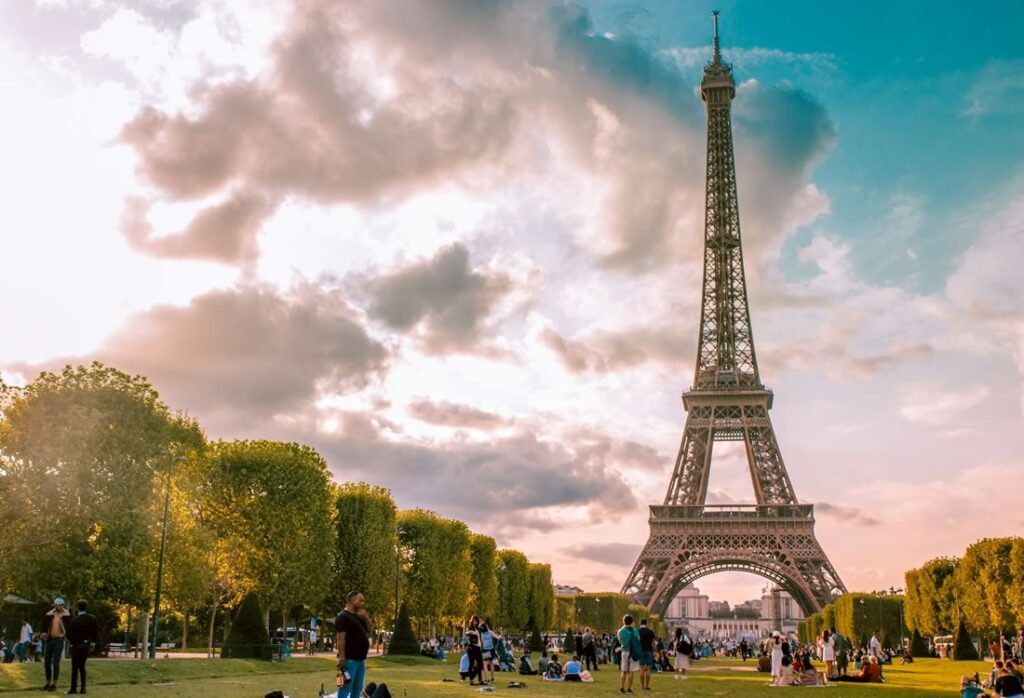 Pessoas aos pés da base da Torre Eiffel.