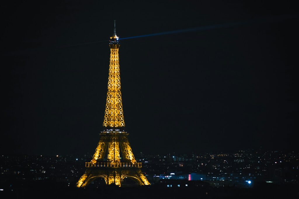 Torre Eiffel Iluminada a noite.