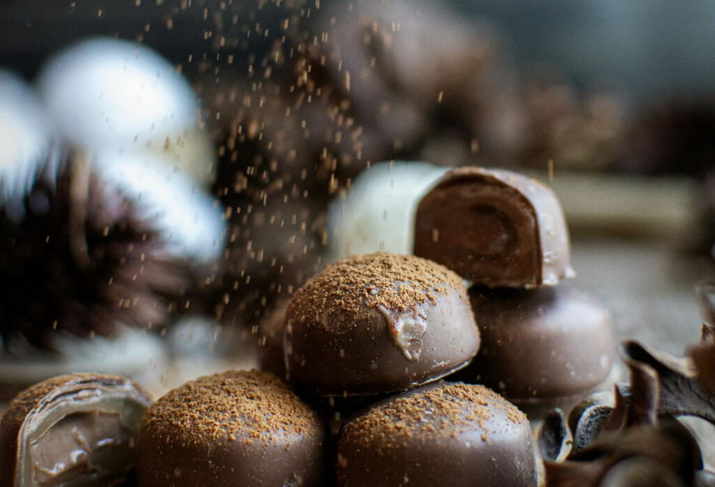 Chocolates com granulado por cima.