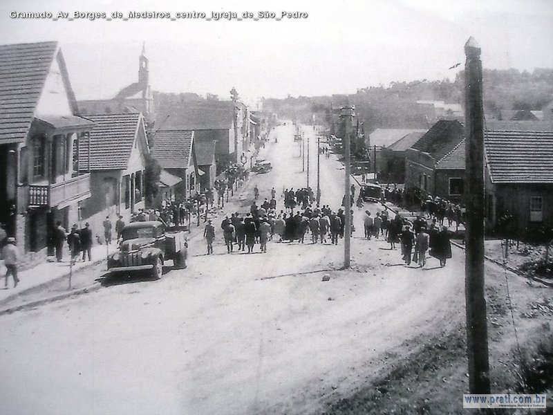 Foto em preto e branco da Avenida Borges de Medeiros em Gramado.