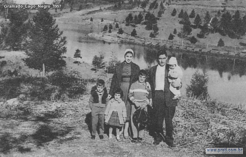 Foto antiga do lago Negro de Gramado, família em frente ao Lago.