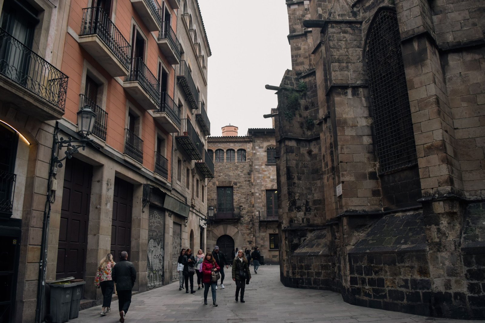 Rue étroite du quartier gothique de Barcelone