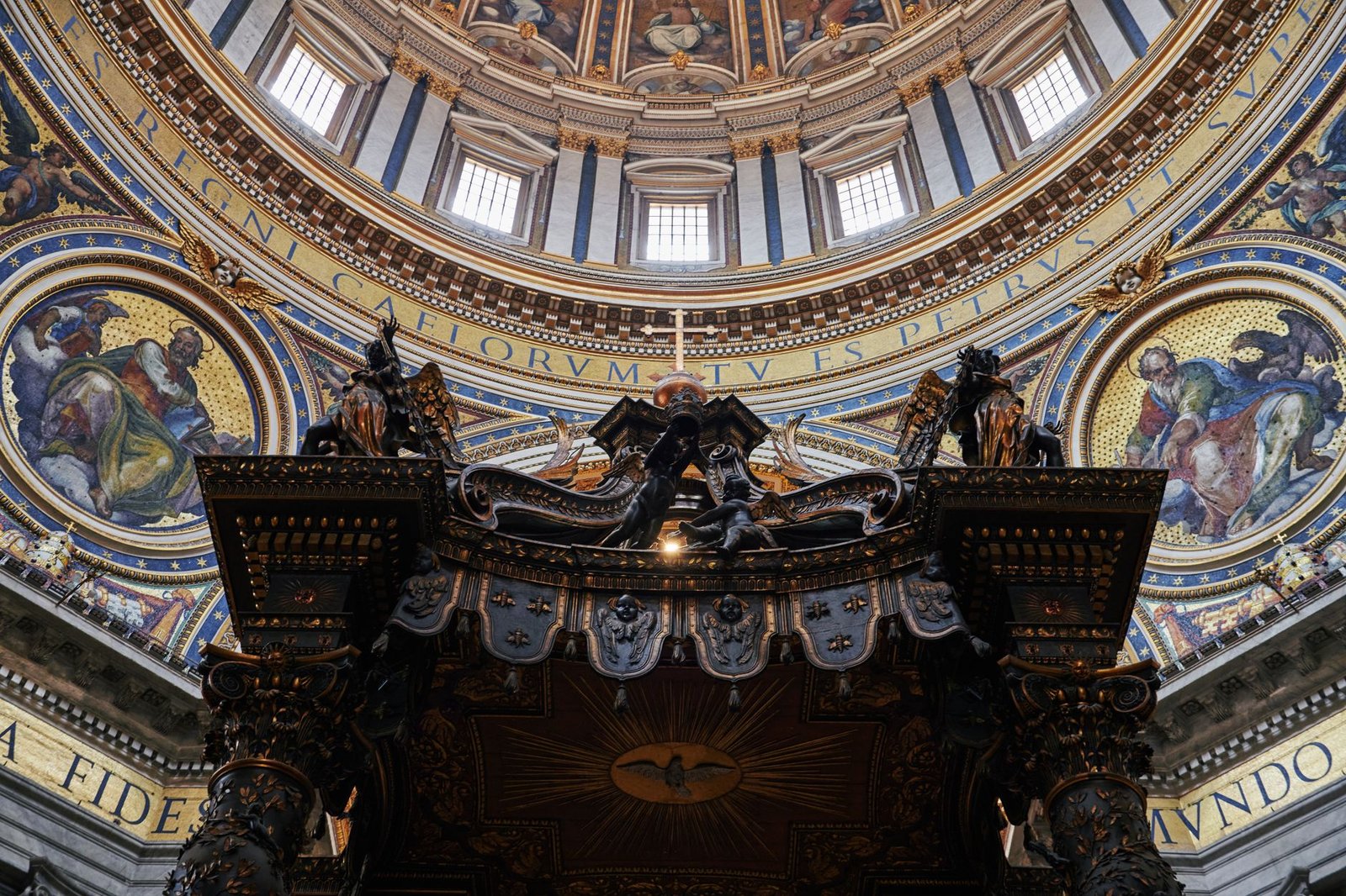 Intérieur de la Basilique Saint-Pierre avec le baldaquin du Bernin et le dôme de Michel-Ange en arrière-plan