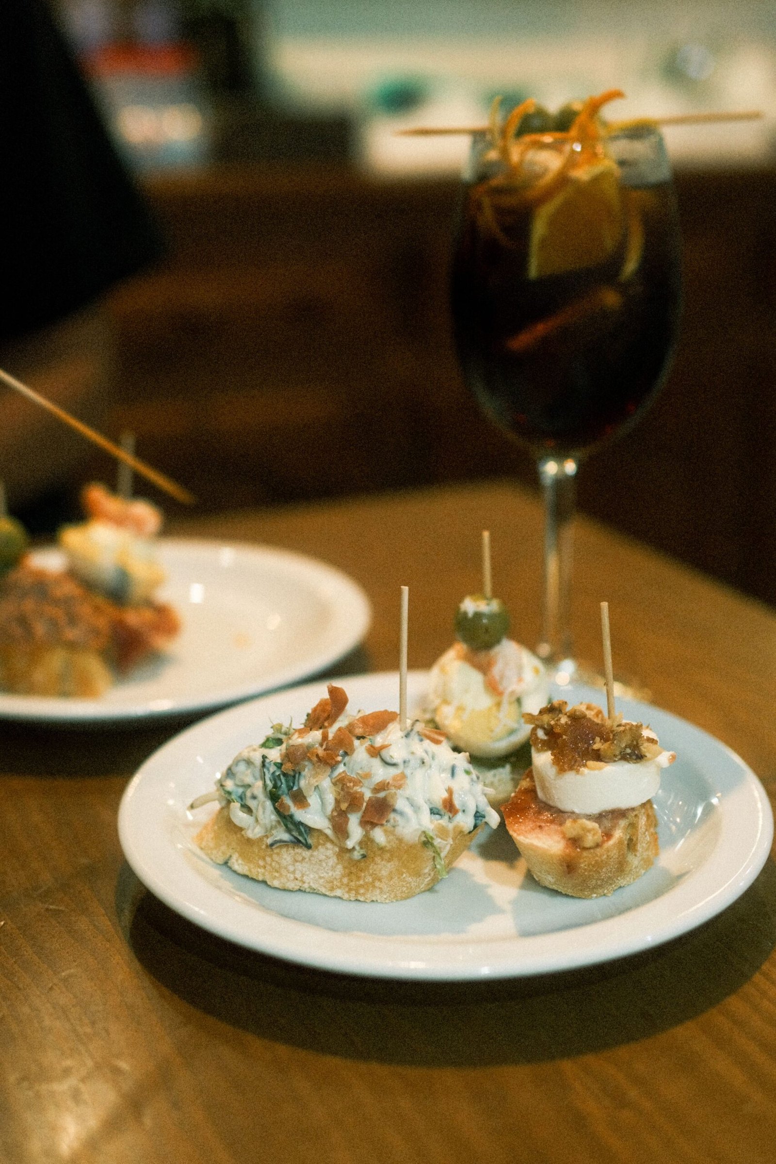 Tapas espanholas servidas em pratos pequenos