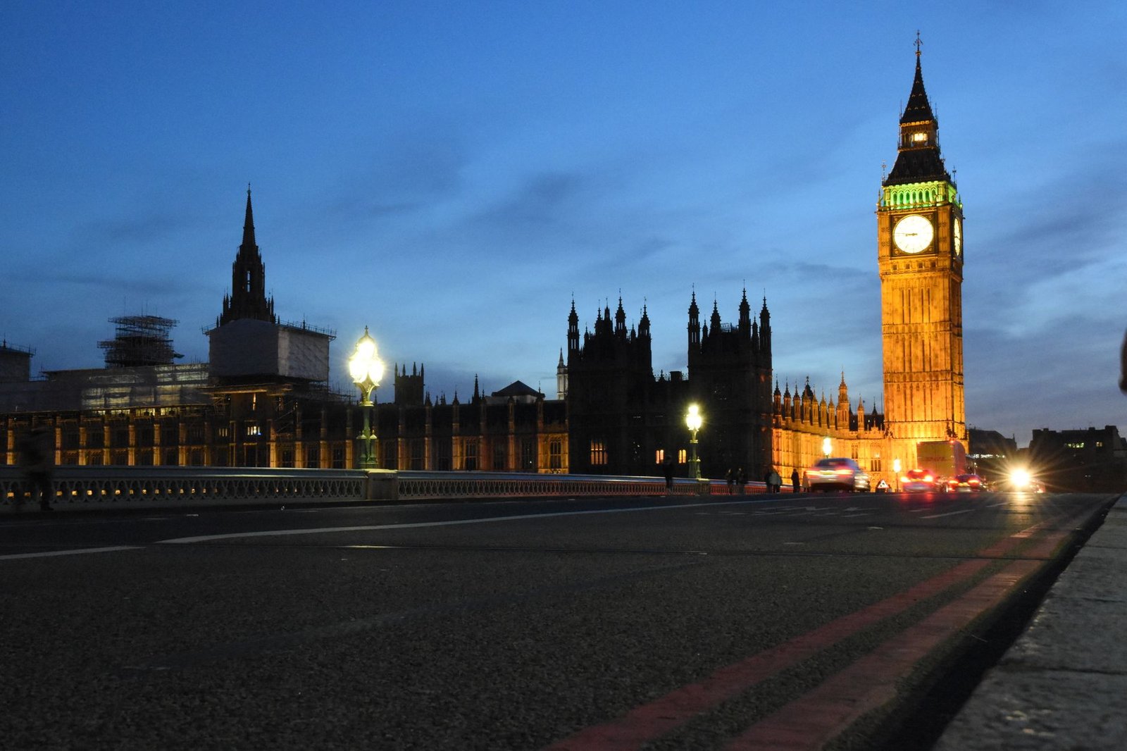 Big Ben illuminé pendant la nuit à Londres