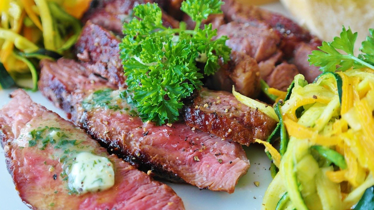 Asado argentino na parrilla, prato típico de Buenos Aires