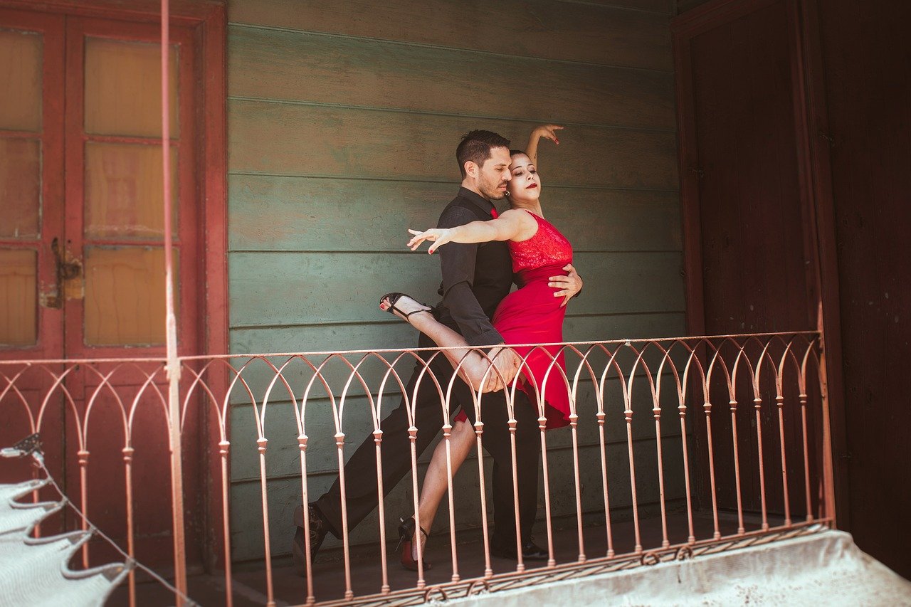 Casal dançando tango em Buenos Aires