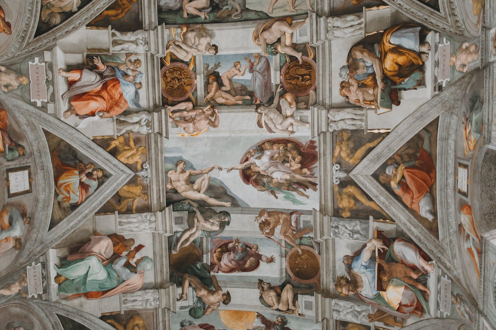 Plafond de la Chapelle Sixtine avec la fresque de Michel-Ange montrant la Création d'Adam