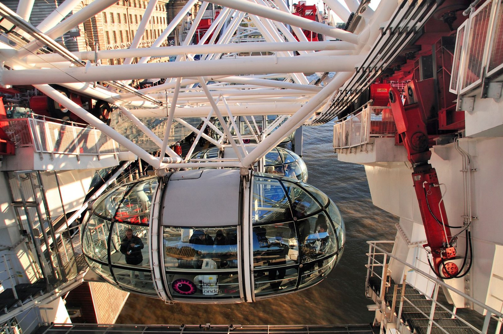 Capsules de verre de la London Eye vues de près pendant la rotation de la roue