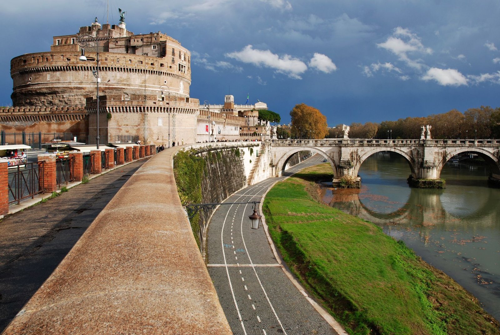 Château Saint-Ange à Rome reflété dans le Tibre avec le pont des Anges au premier plan