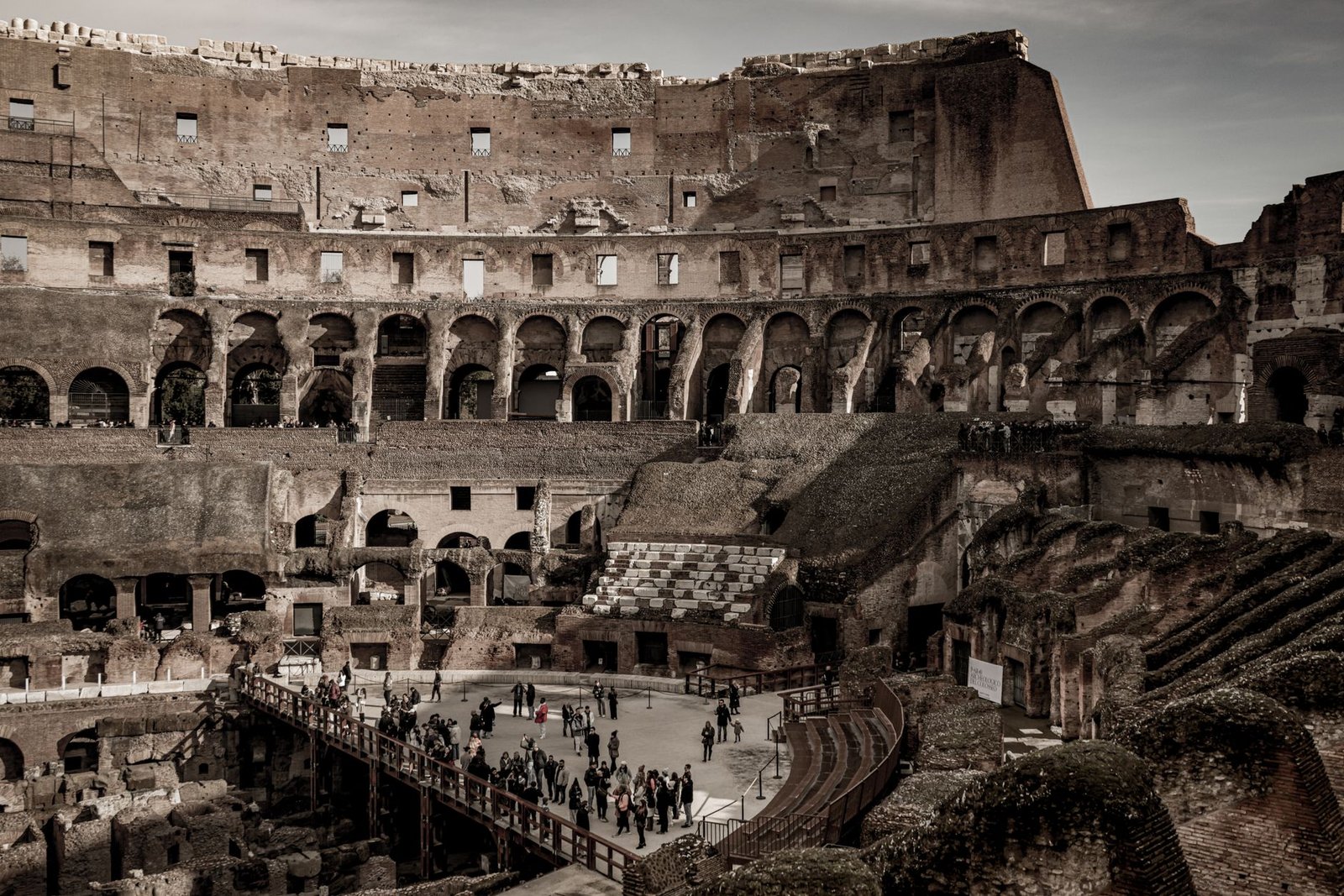 Interior do Coliseu de Roma mostrando a arena e as estruturas subterrâneas do hipogeu