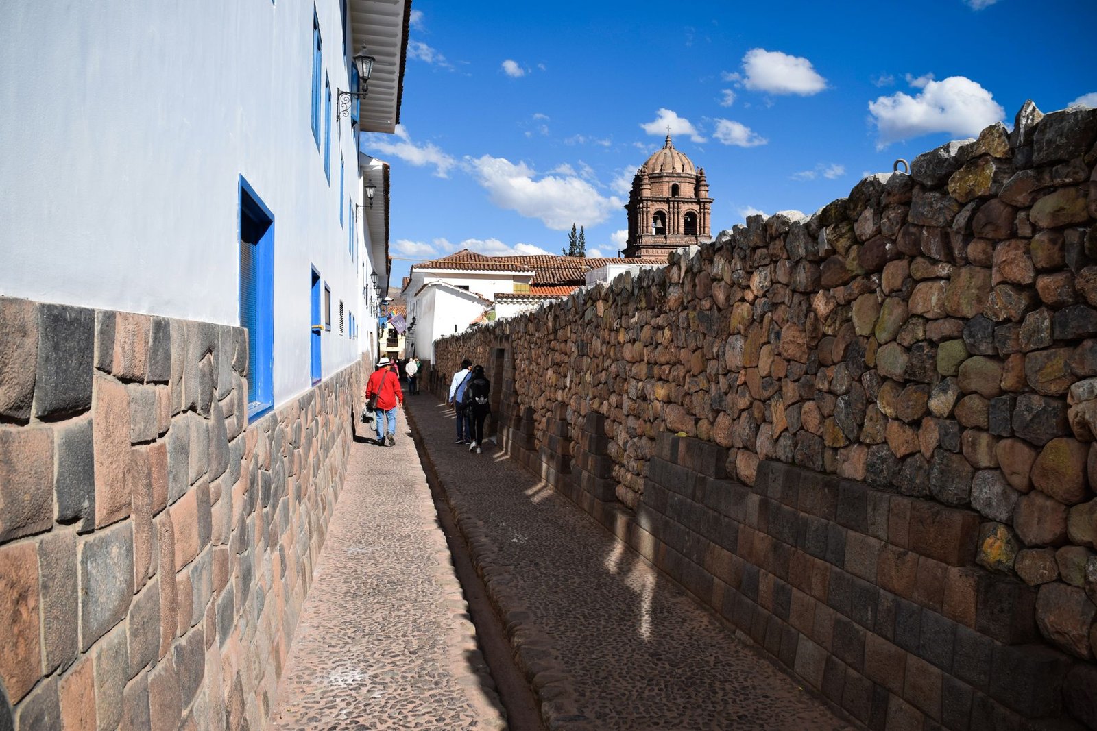 Rue historique de Cusco avec des murs en pierre inca au Pérou
