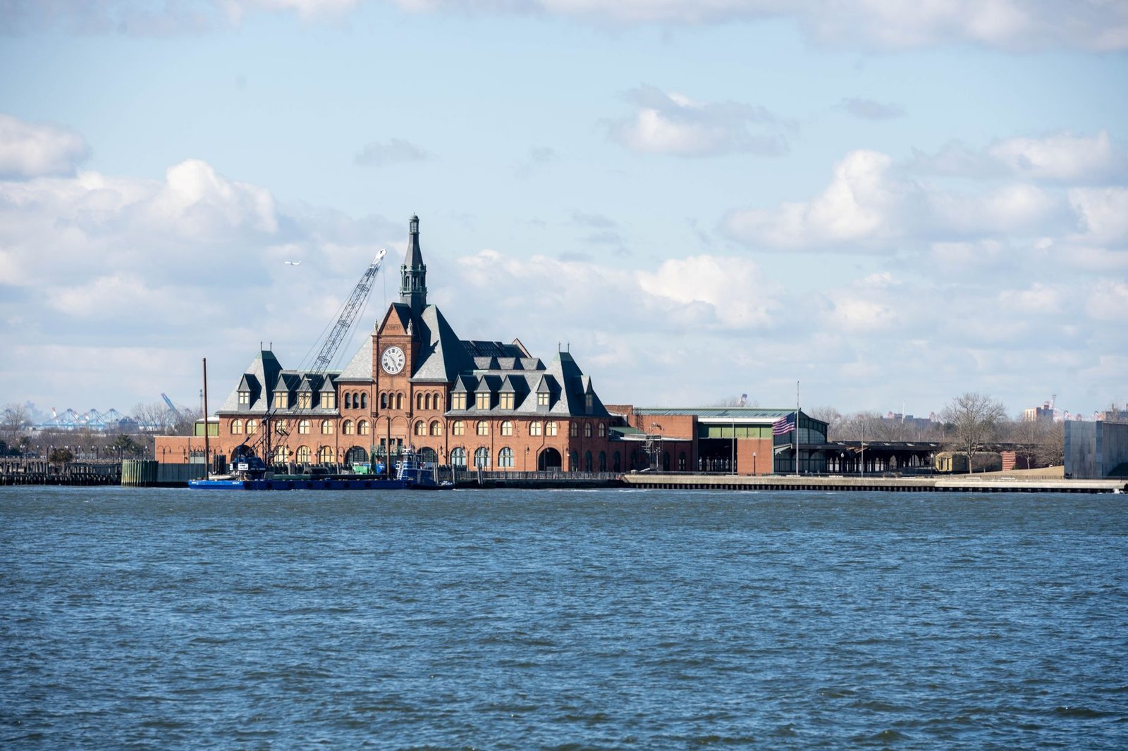 Gare historique d'Ellis Island au bord de l'eau à New York