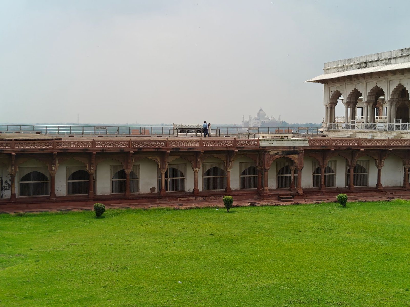 Forte de Agra com vista do Taj Mahal ao fundo sob céu azul
