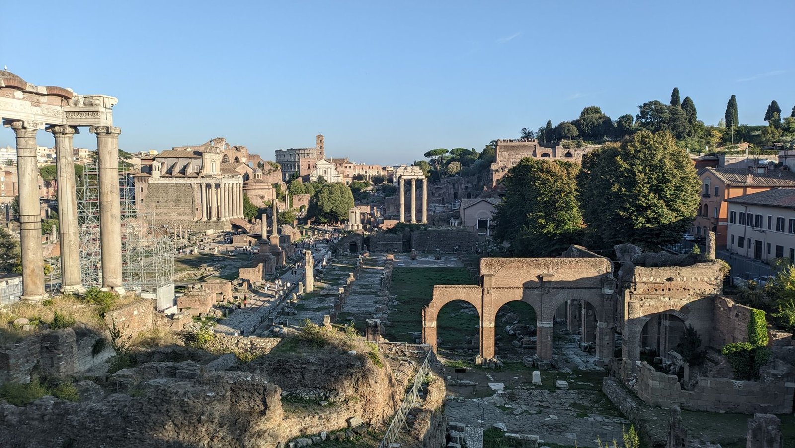 Ruínas do Fórum Romano em Roma com colunas e templos antigos sob o sol