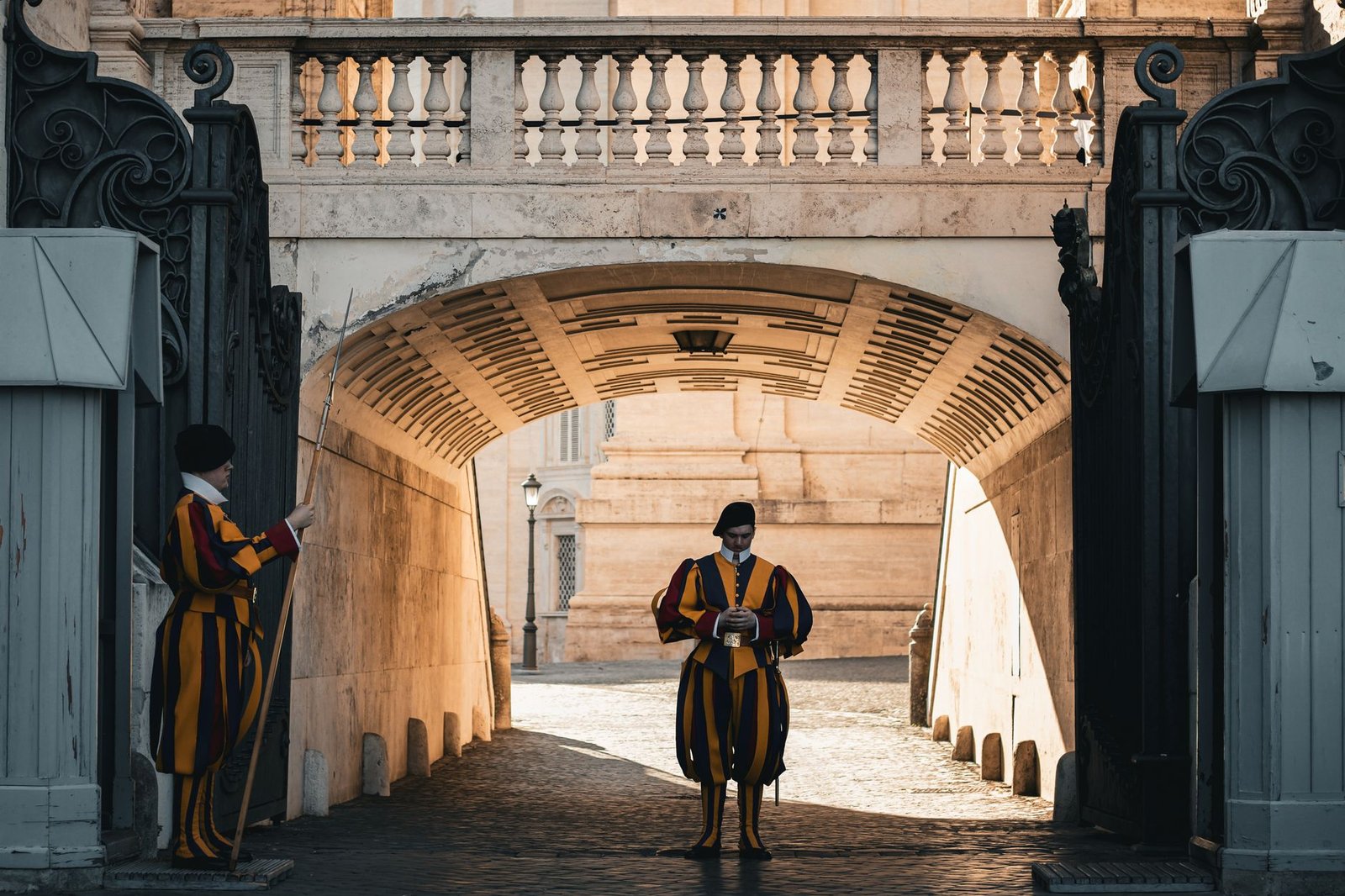 Gardes suisses du Vatican avec leurs uniformes colorés à l'entrée de l'État
