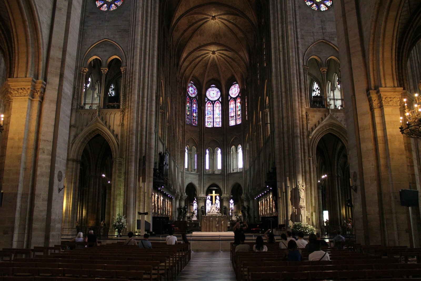 Intérieur de la Cathédrale Notre-Dame de Paris avec des vitraux gothiques