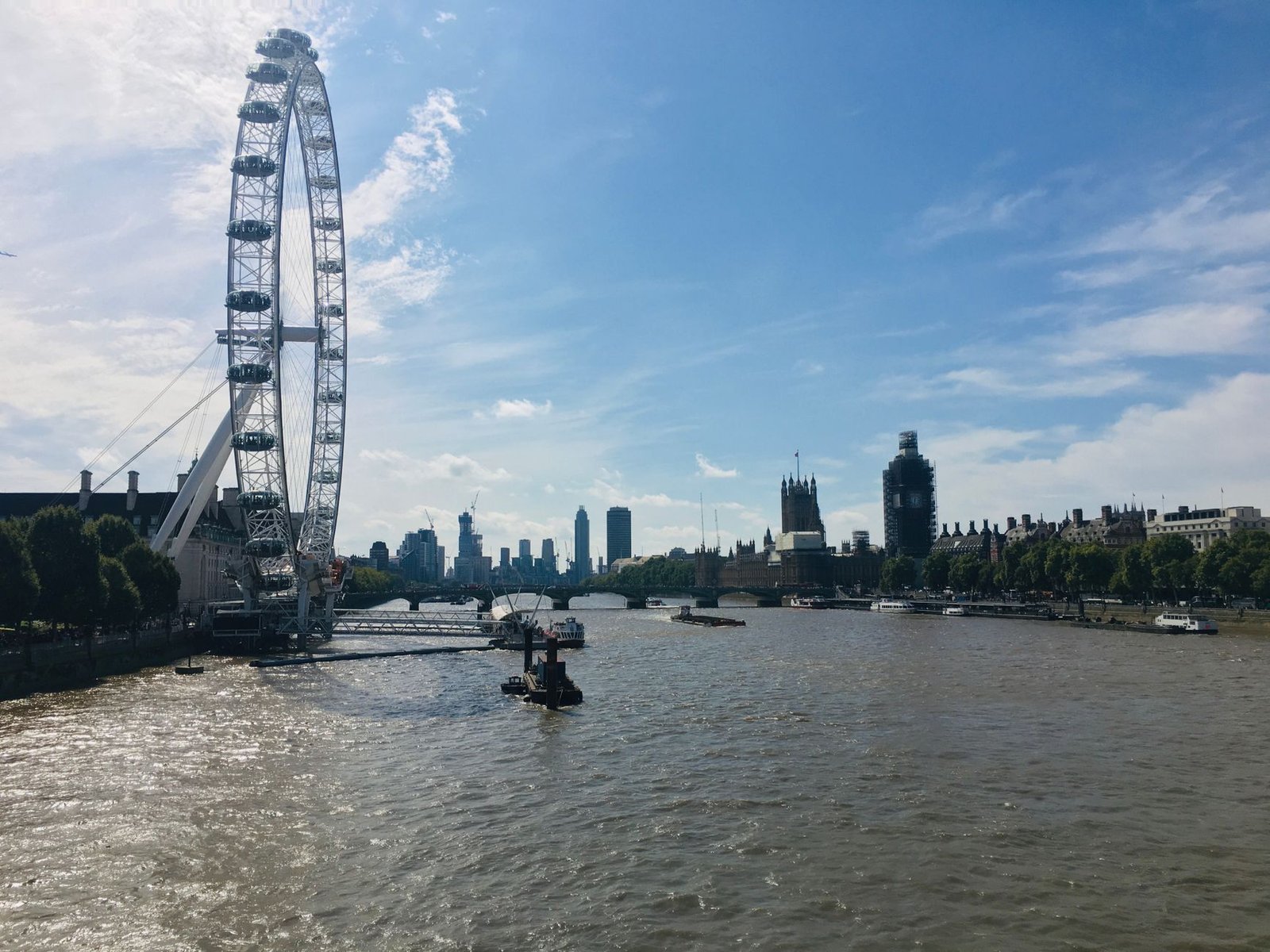 London Eye au bord de la Tamise, près du Big Ben