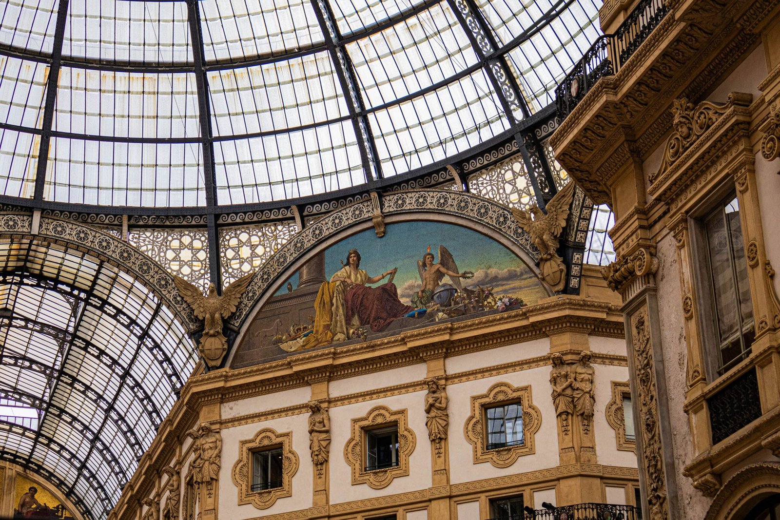 Interior da Galeria Vittorio Emanuele II em Milão