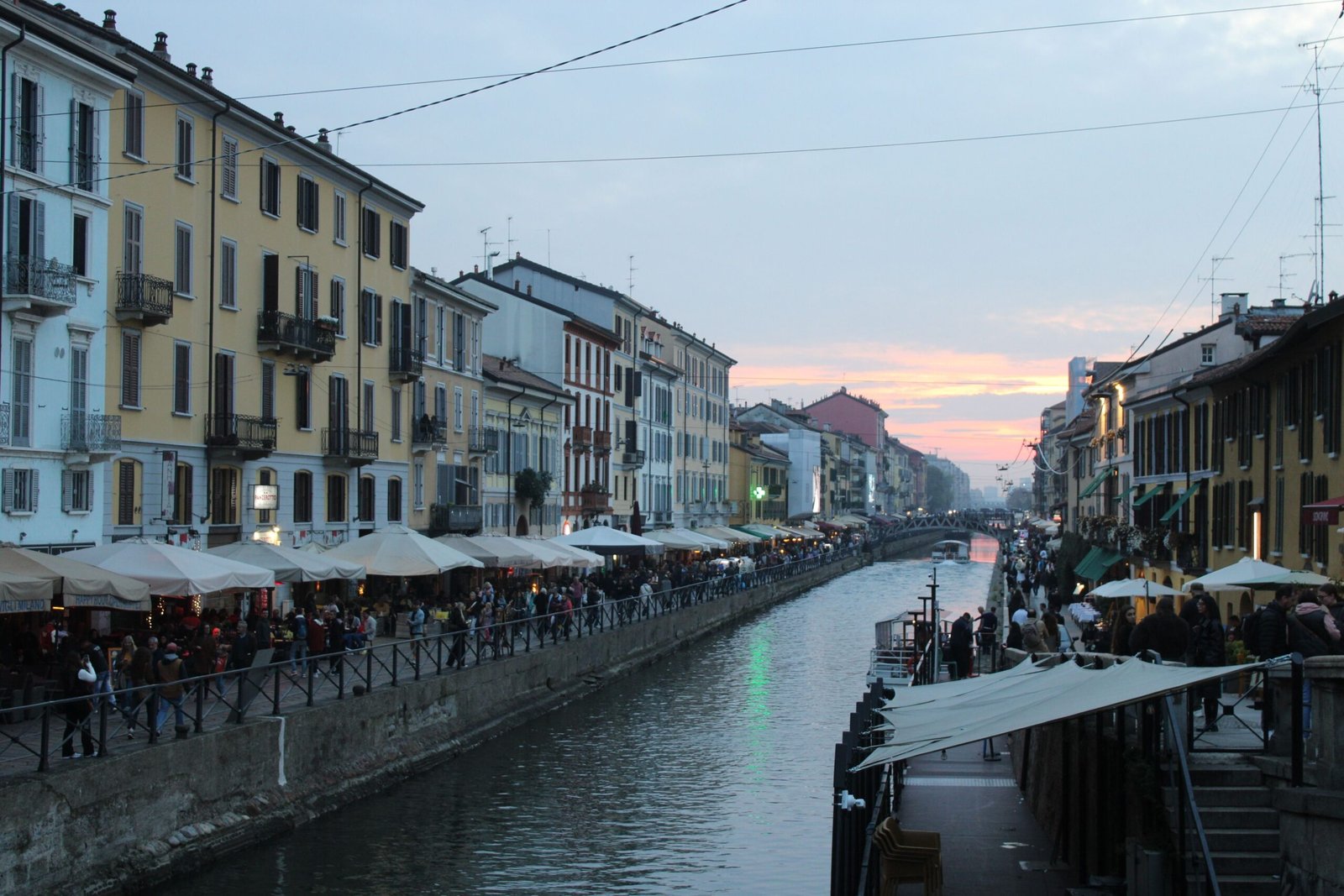 Canal de Navigli em Milão ao entardecer