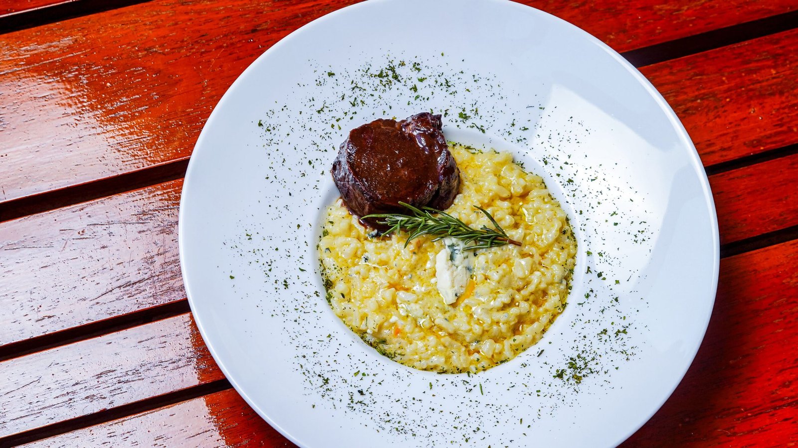 Risotto cremoso, prato típico da cozinha milanesa