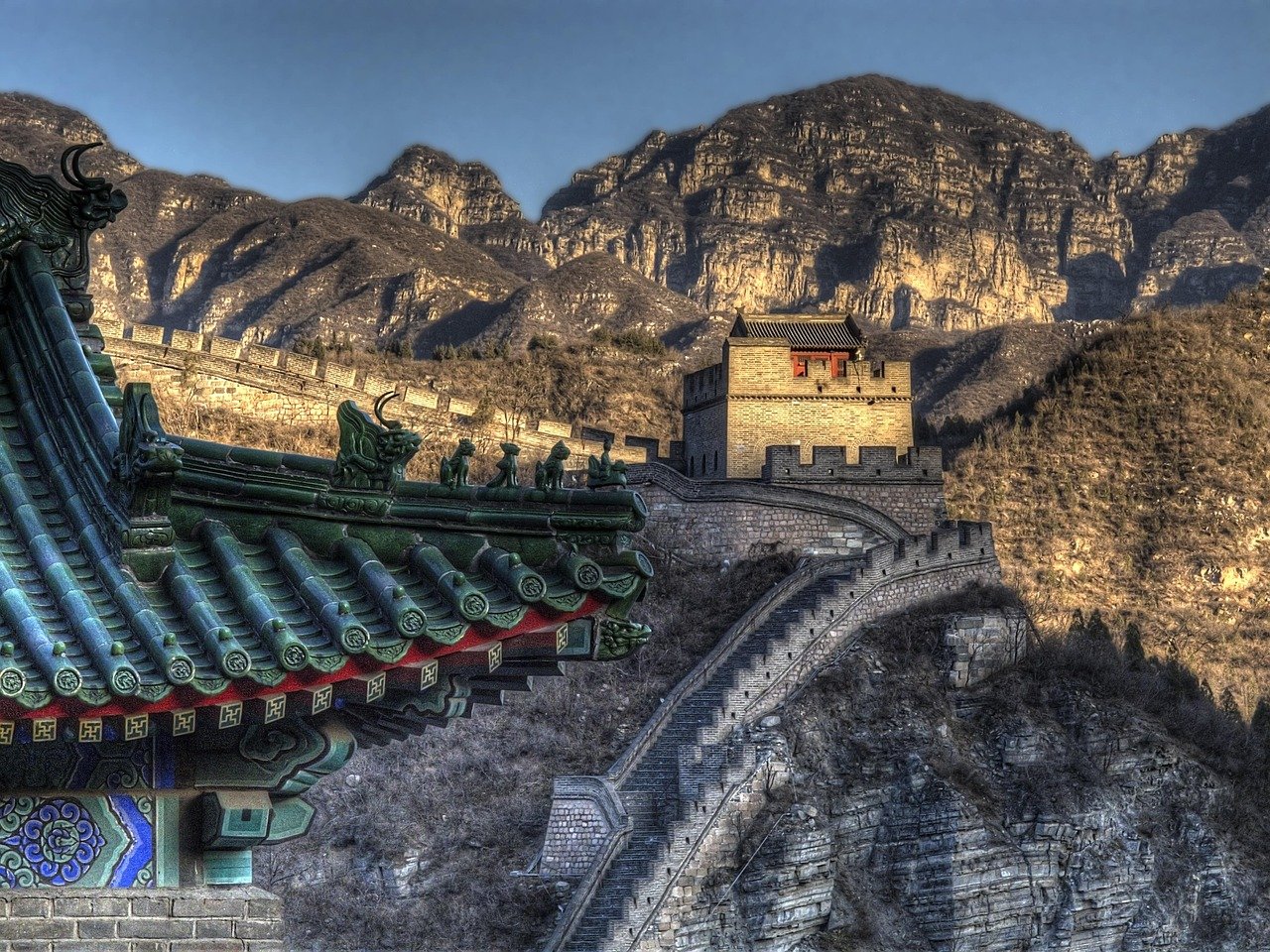 Grande Muralha da China com vista para montanhas verdes de Pequim