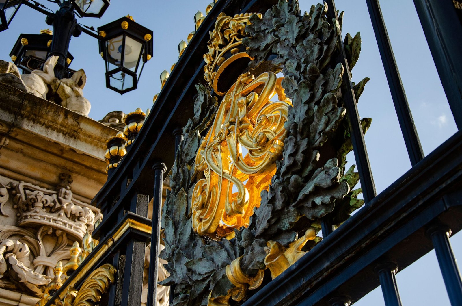 Détail des grilles dorées du Palais de Buckingham