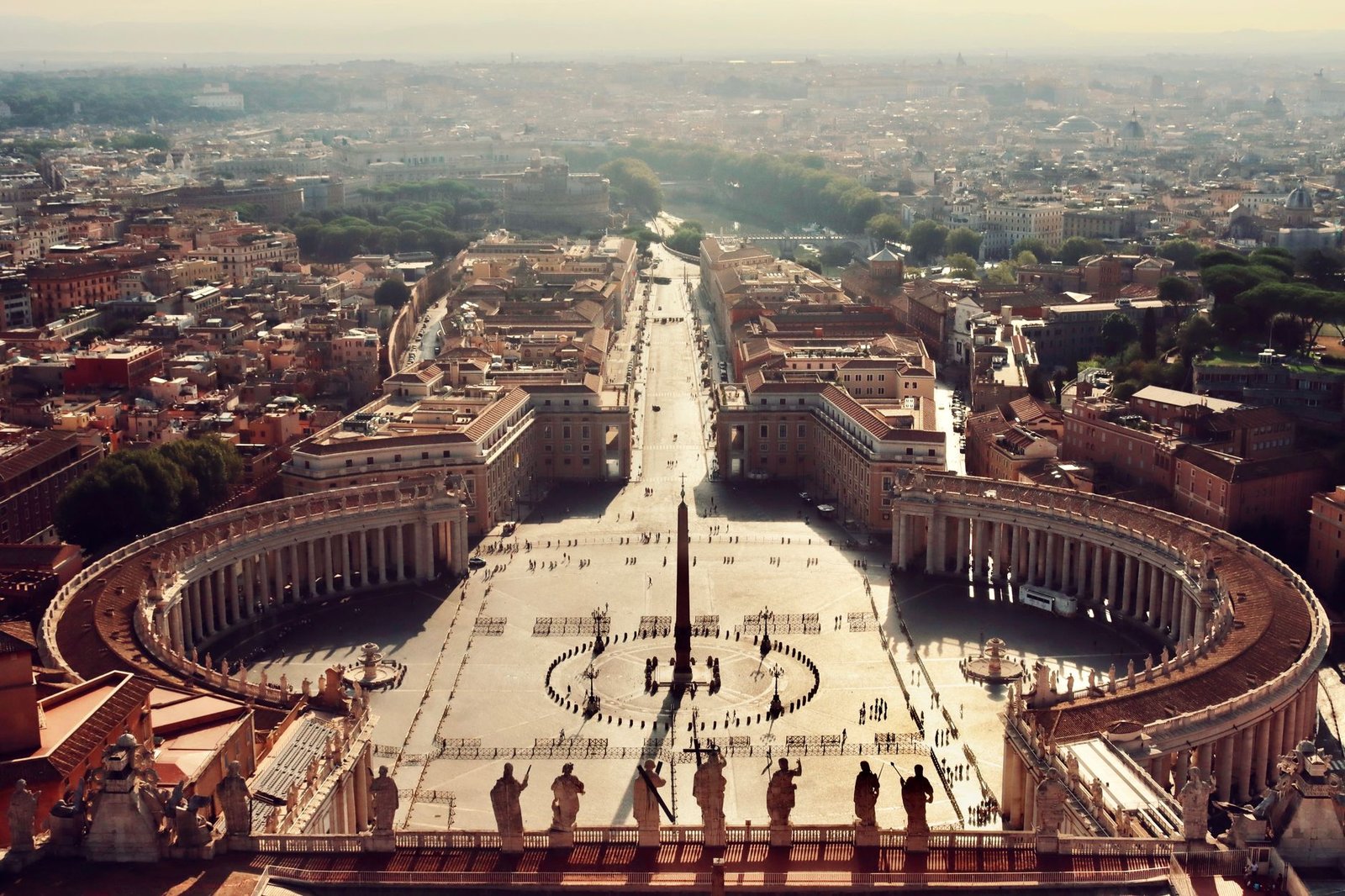 Vue aérienne de la Place Saint-Pierre au Vatican avec les colonnades du Bernin