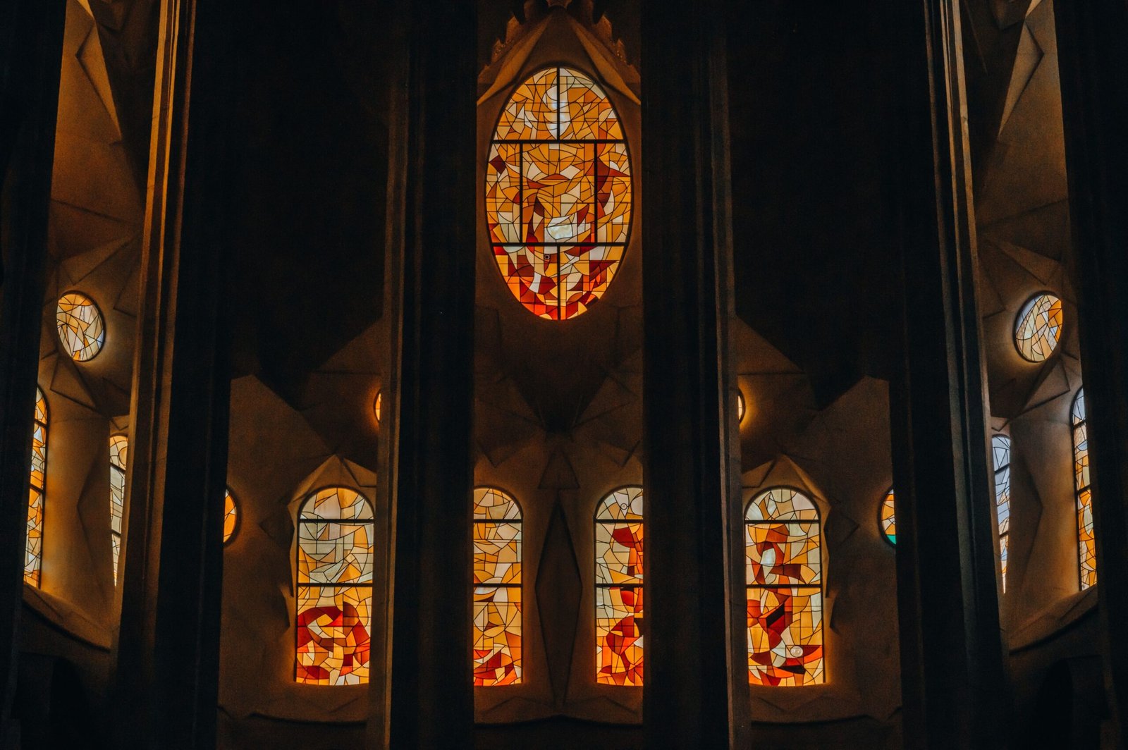 Vitraux colorés à l'intérieur de la Sagrada Família illuminant l'intérieur de la basilique