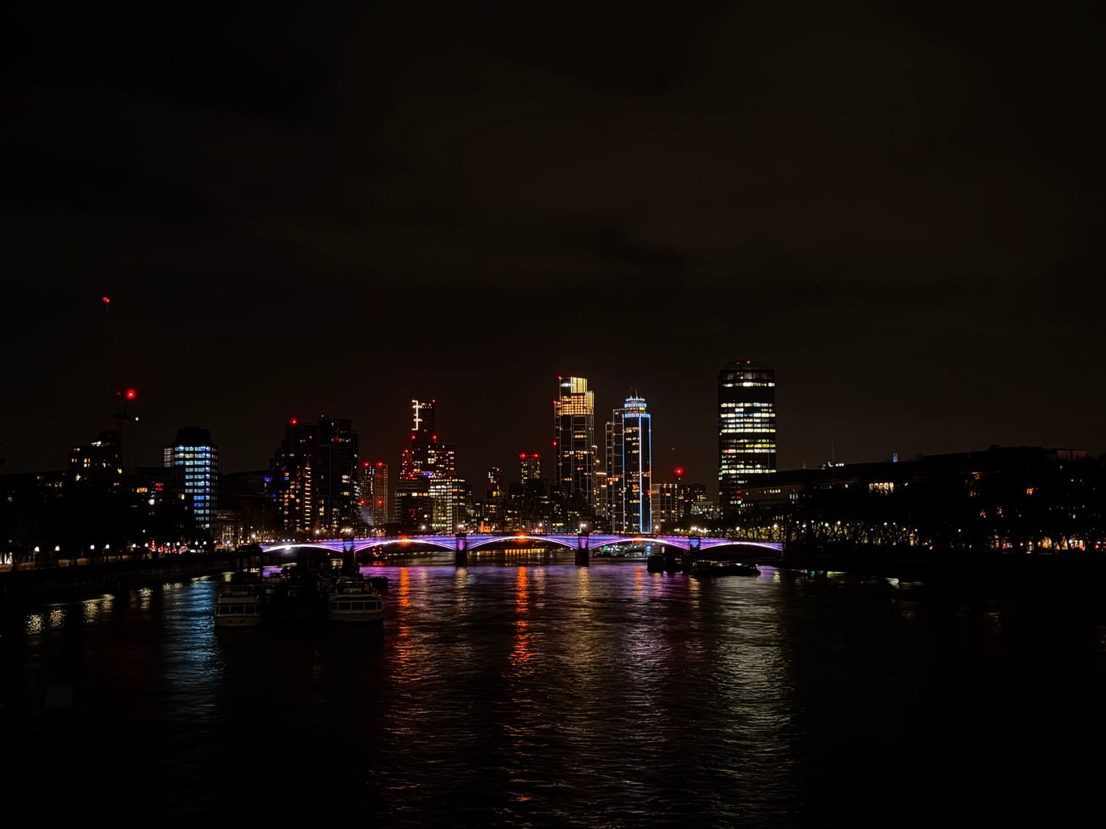 Skyline de Londres illuminé la nuit au bord de la Tamise
