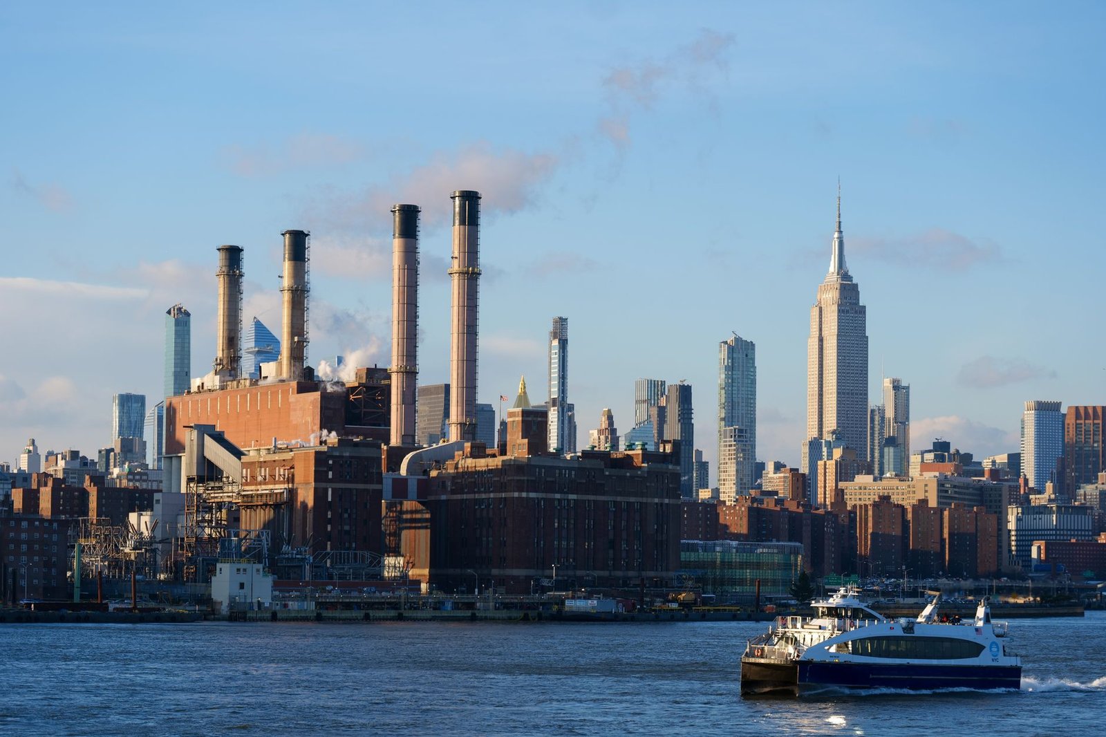 Skyline de Manhattan au coucher du soleil vue de la baie de New York