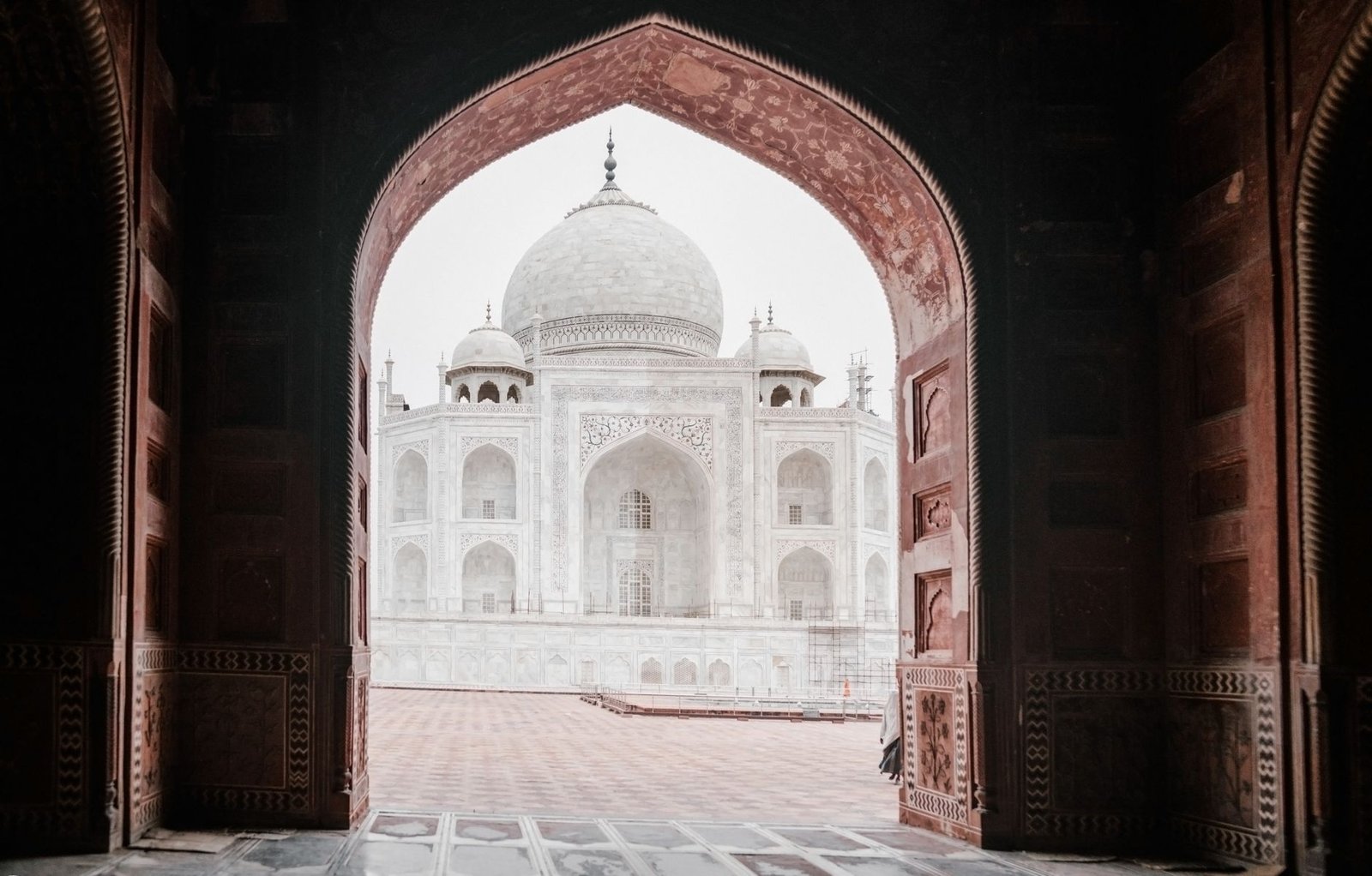 Portão de entrada do Taj Mahal em Agra enquadrando o mausoléu ao fundo