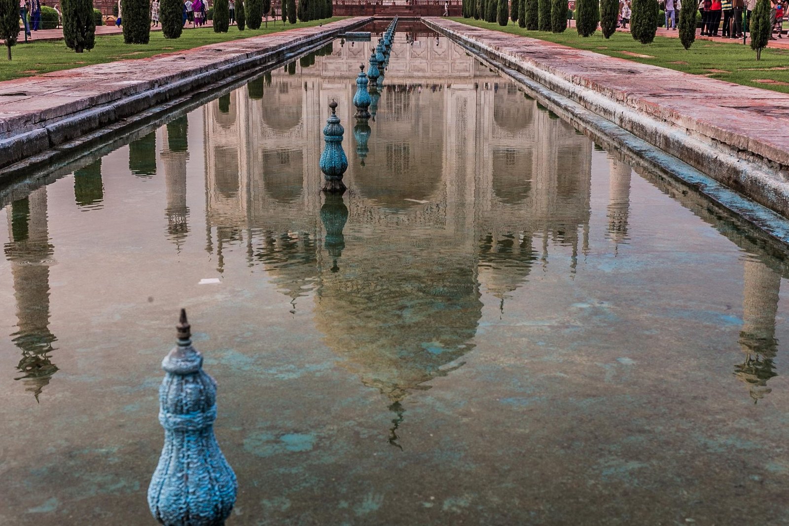 Reflexo do Taj Mahal no espelho d água do jardim Charbagh em Agra