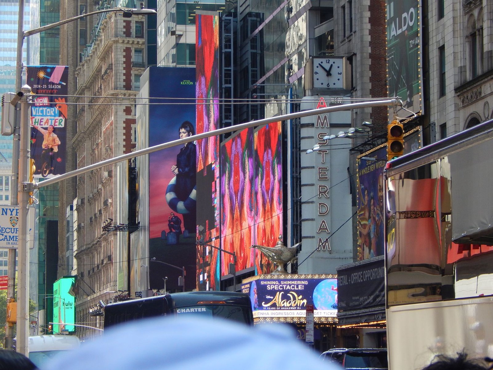 Auvent lumineux de Broadway la nuit à Times Square