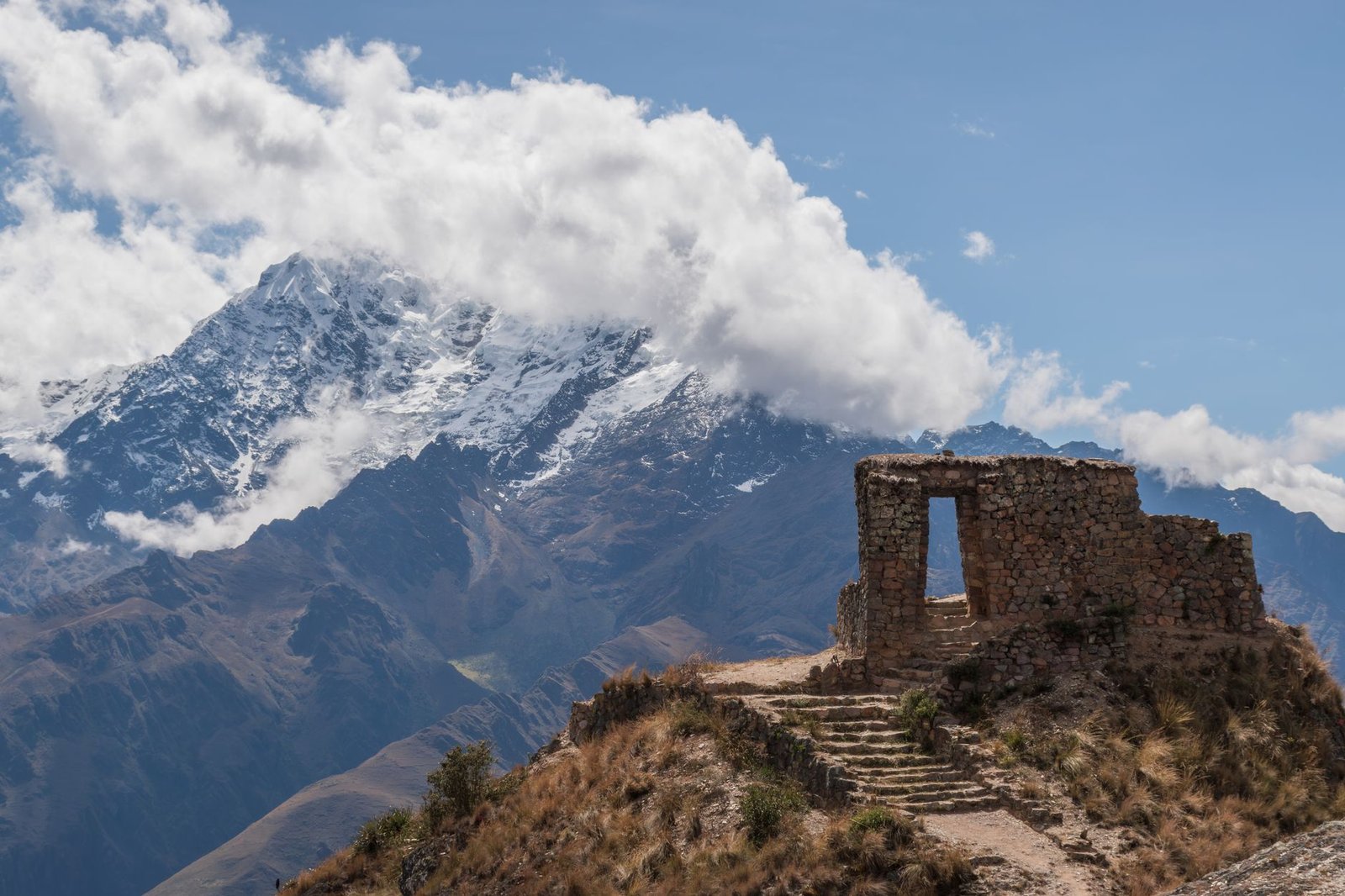 Porte Intipunku sur le Chemin Inca avec vue sur les Andes au Pérou
