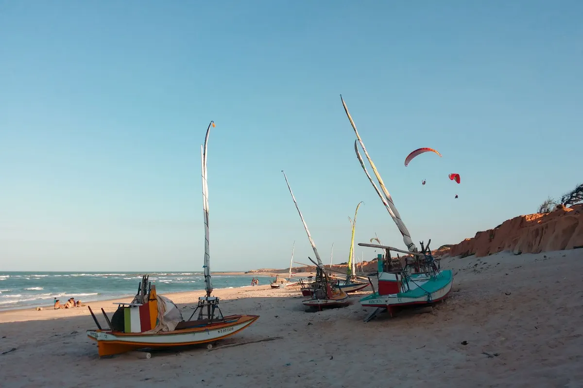 Barcos de pesca e falésias em Canoa Quebrada