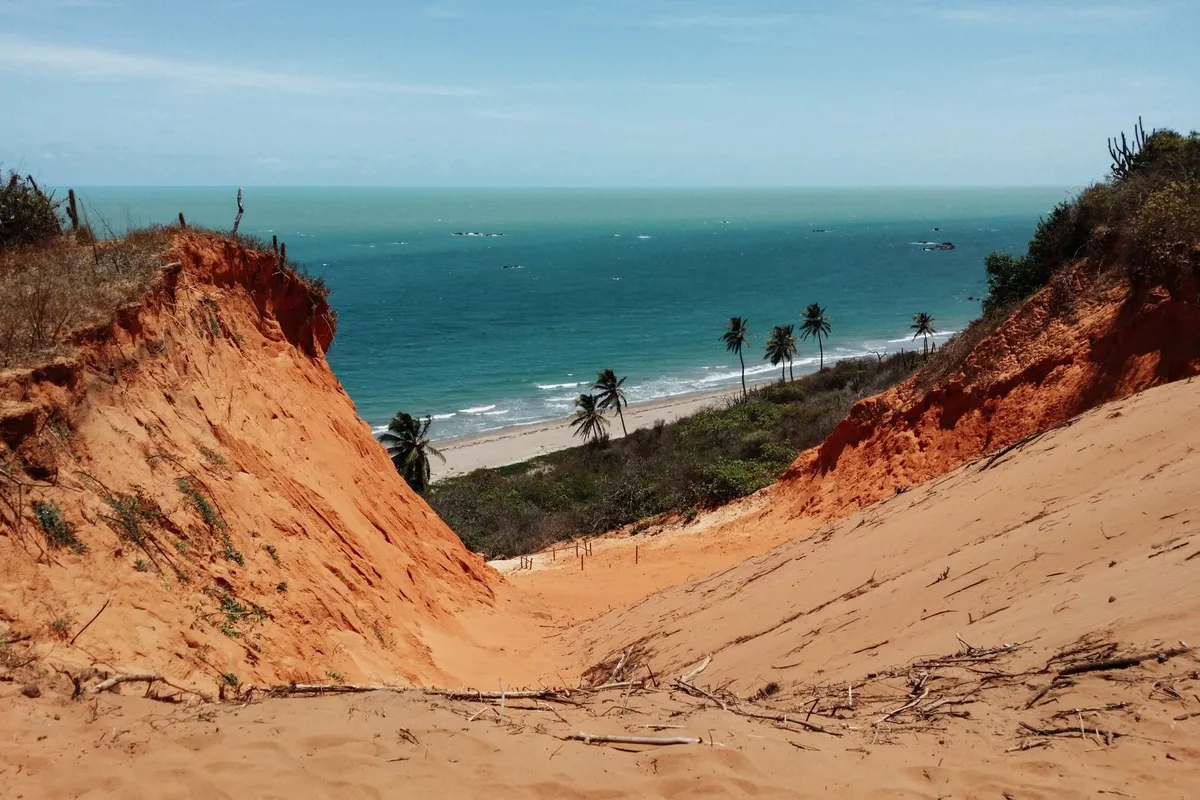 Vista das falésias para o mar em Canoa Quebrada