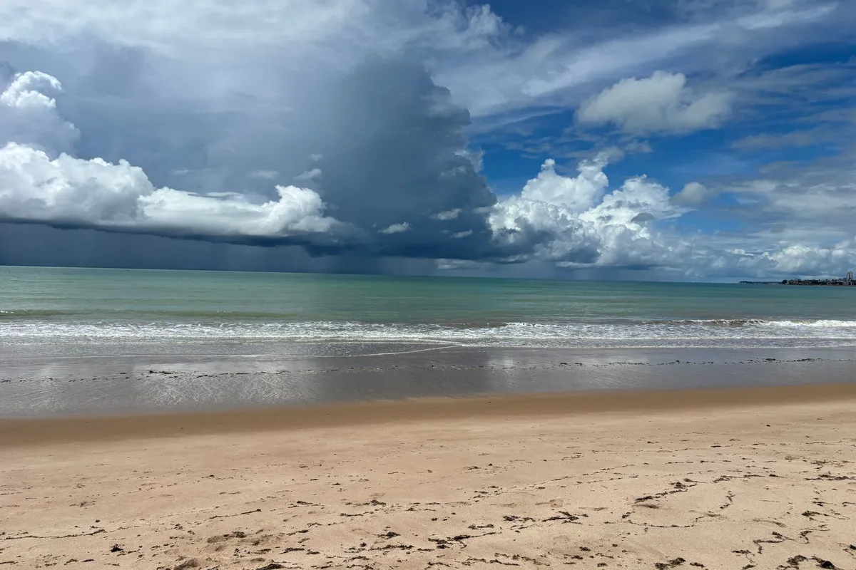 Praia de Tambaú em João Pessoa sob nuvens
