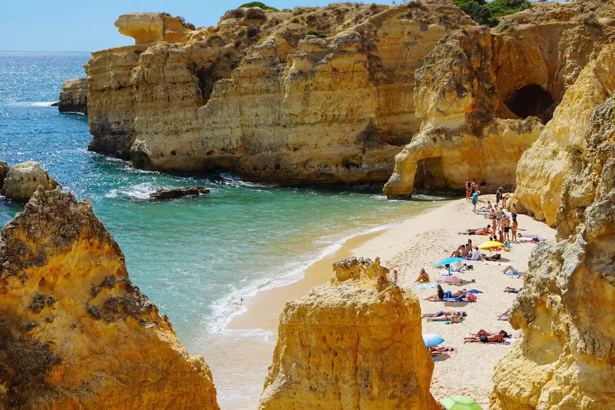 Praia entre falésias no Algarve