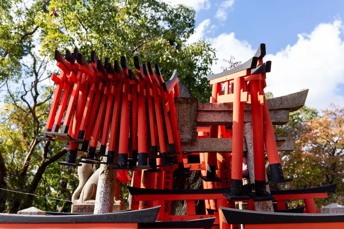 Pequenos torii vermelhos no santuário Fushimi Inari em Kyoto
