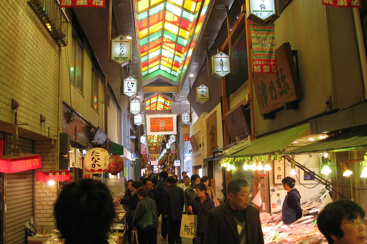 Corredor coberto e lojas do Mercado Nishiki em Kyoto